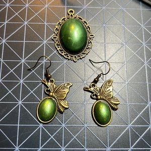 24009 Olive resin earrings and pendant